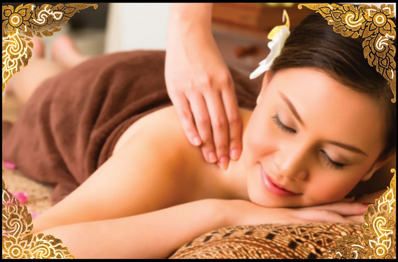 Masseuse die met rustige druk de schouder en nek masseert tijdens de Thaise massage.